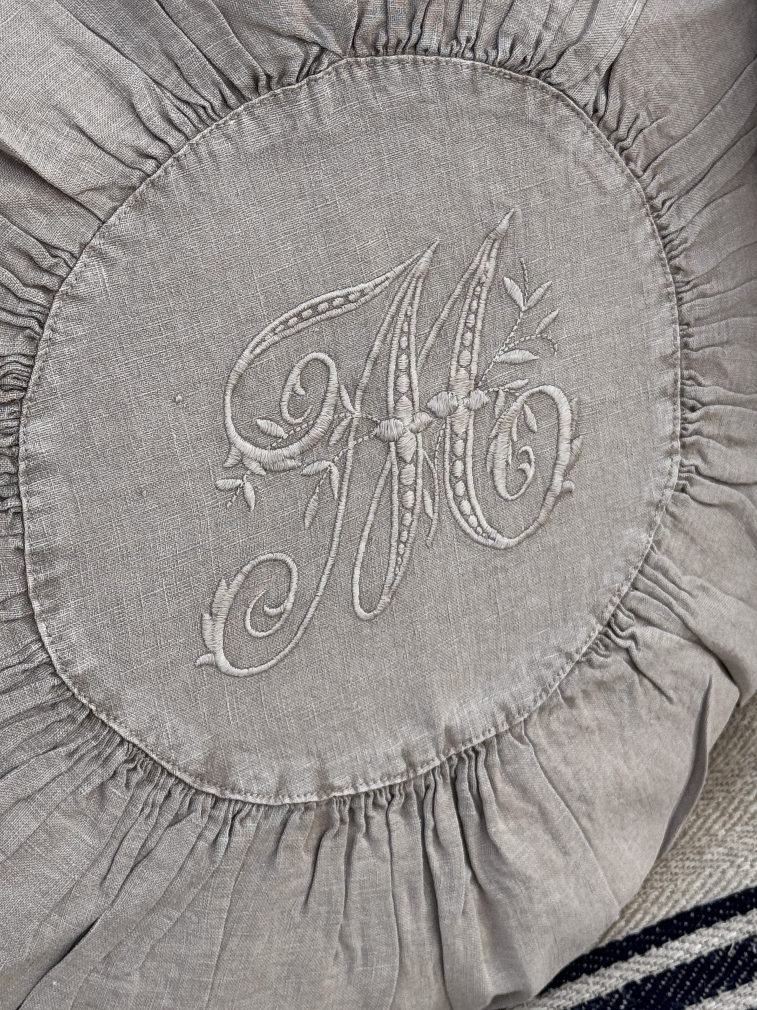 Coussin rond en lin brodé - esprit linge ancien – Image 3