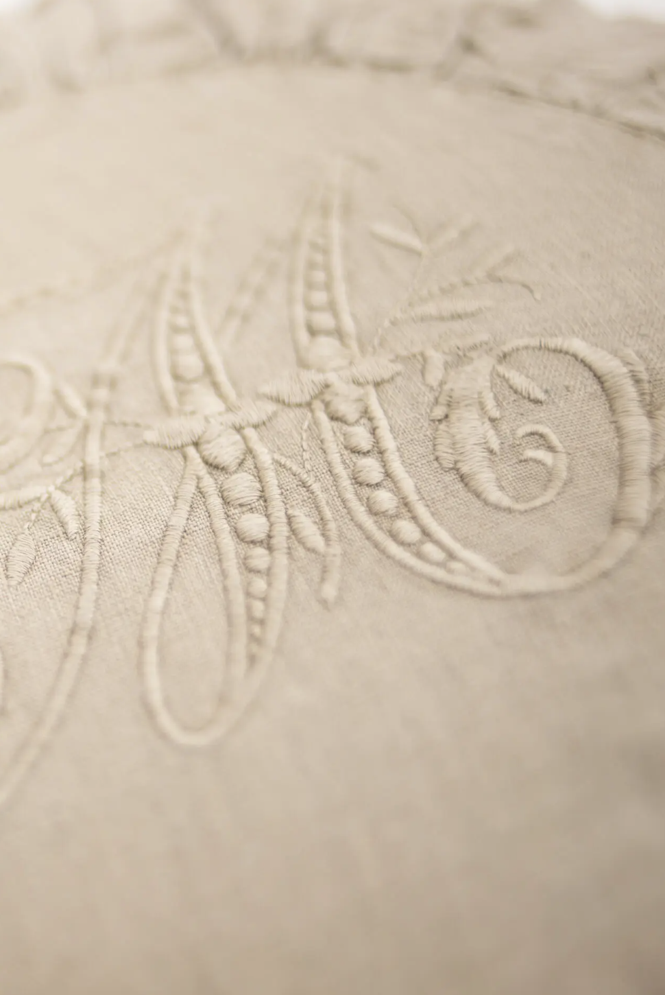 Coussin rond en lin brodé - esprit linge ancien – Image 8