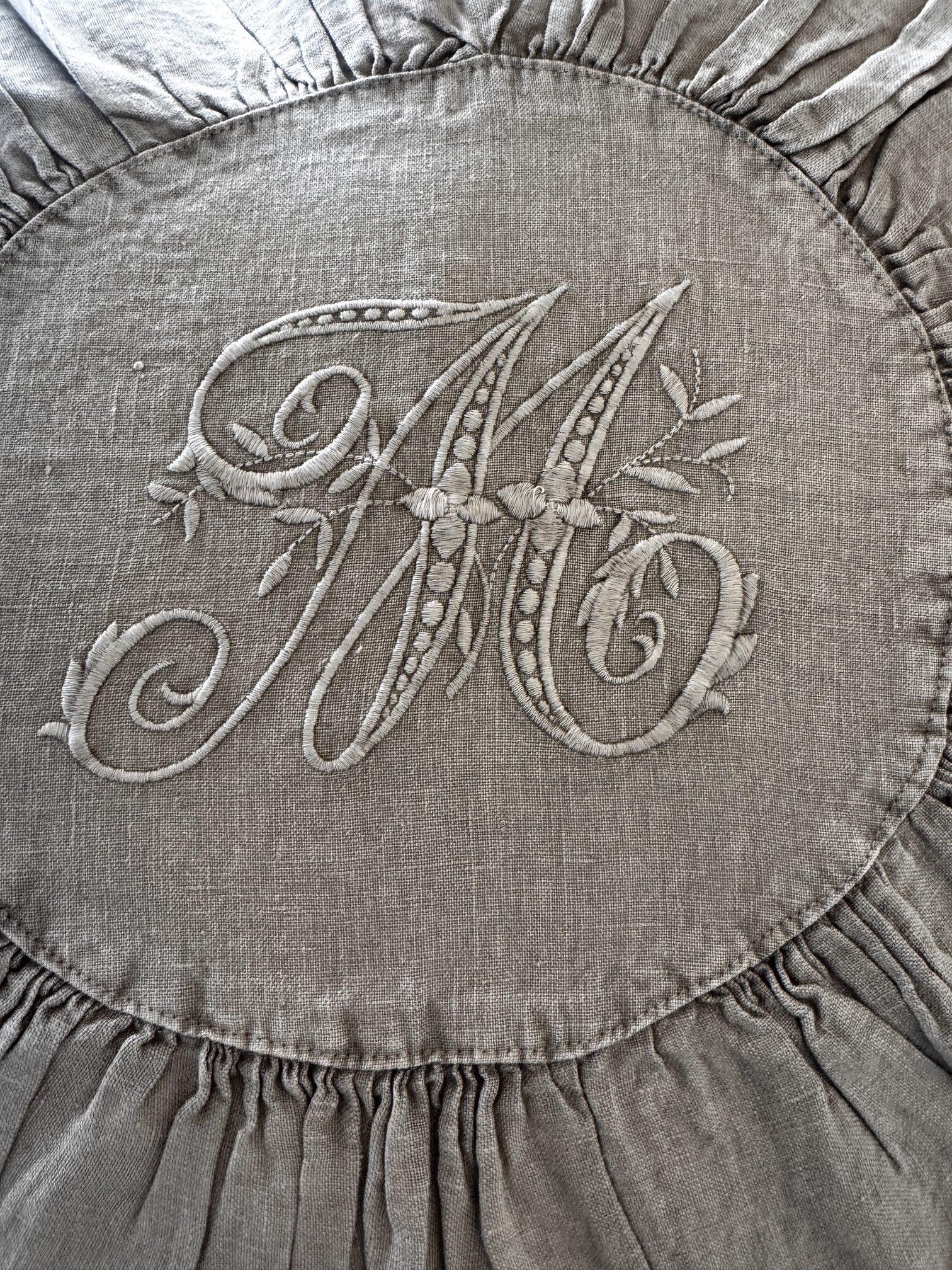 Coussin rond en lin brodé - esprit linge ancien – Image 4