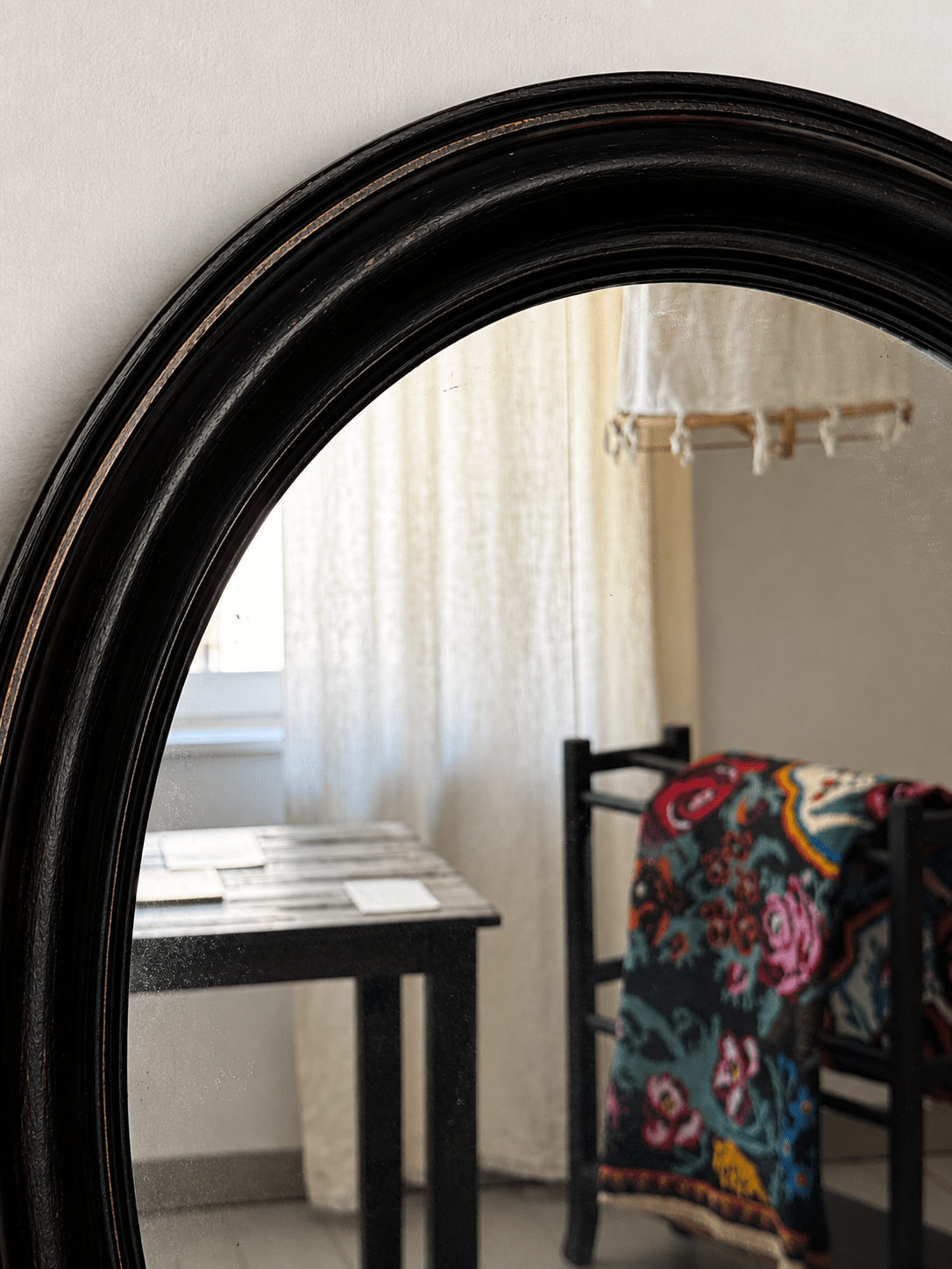 Miroir ovale ancien en bois patiné noir - 53 × 70 cm – Image 4