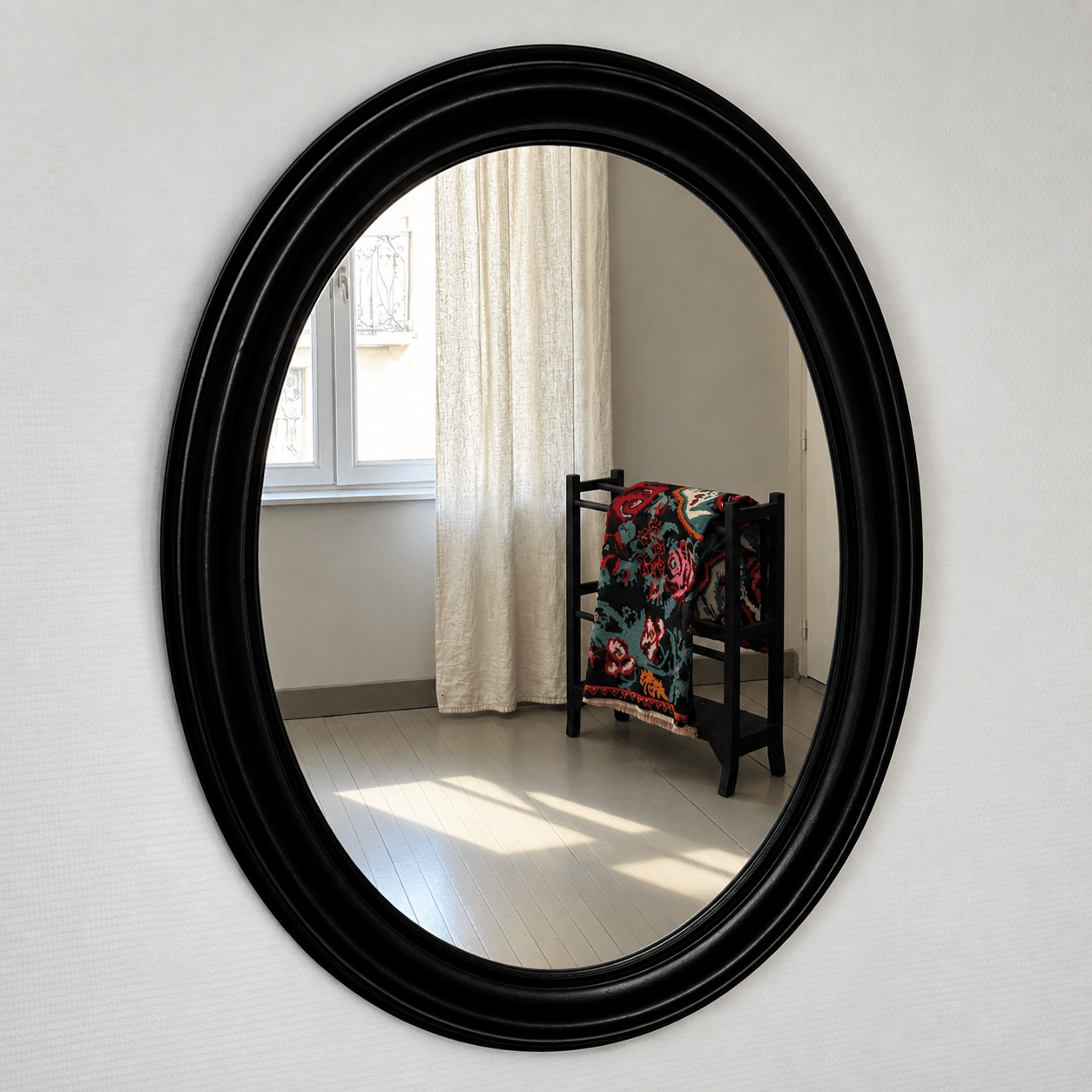Miroir ovale ancien en bois patiné noir - 53 × 70 cm