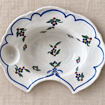 Plat à barbe ancien en faïence, décor floral bleu