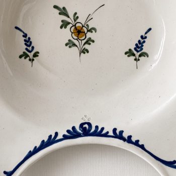 Plat à barbe ancien en faïence, décor floral polychrome