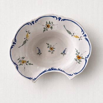Plat à barbe ancien en faïence, décor floral polychrome