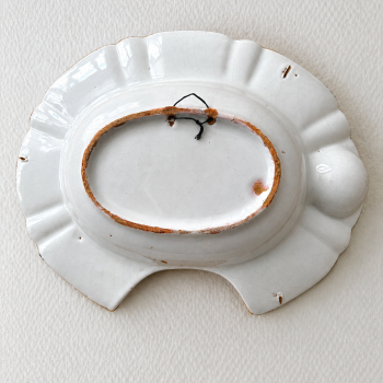 Plat à barbe ancien en faïence polychrome – XVIIIe / début XIXe