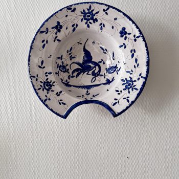 Plat à barbe ancien en faïence, décor à l’oiseau bleu