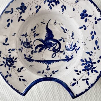 Plat à barbe ancien en faïence, décor à l’oiseau bleu