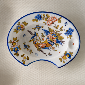 Plat à barbe ancien en faïence, décor floral polychrome