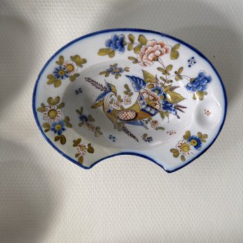 Plat à barbe ancien en faïence, décor floral polychrome