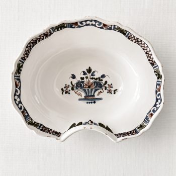 Plat à barbe ancien, bouquet stylisé