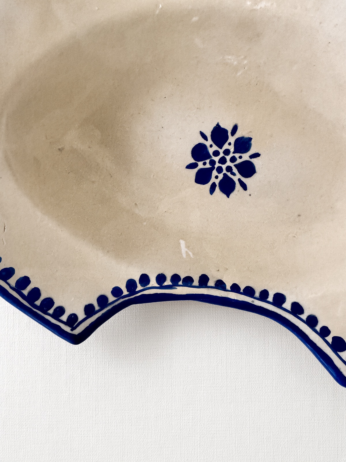 Plat à barbe ancien, décor bleu cobalt – Image 3