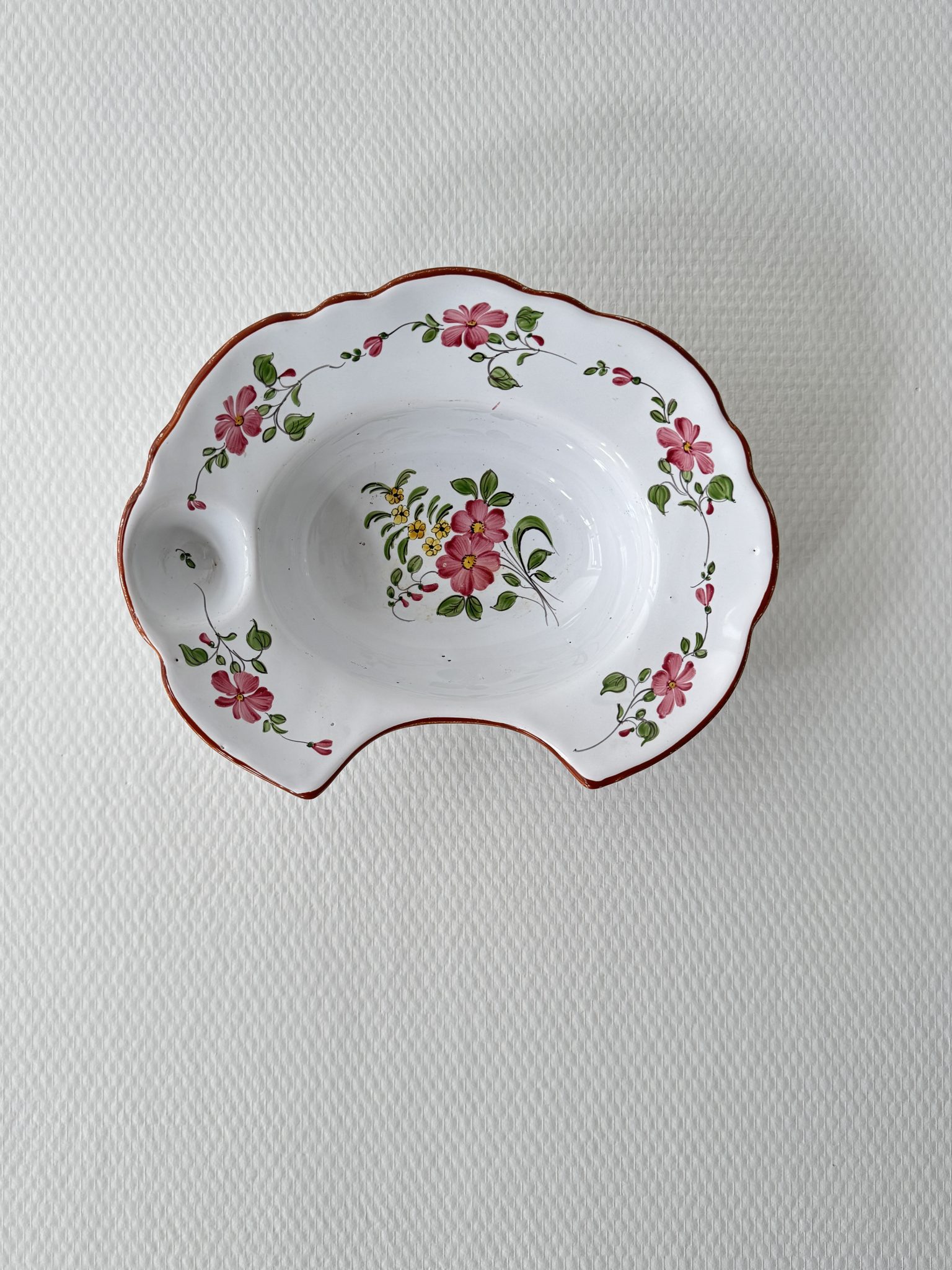 Plat à barbe en faïence, attribué aux Islettes, fin XVIIIe / début XIXe