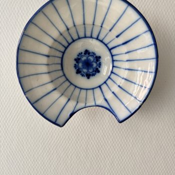 Plat à barbe ancien, décor bleu cobalt