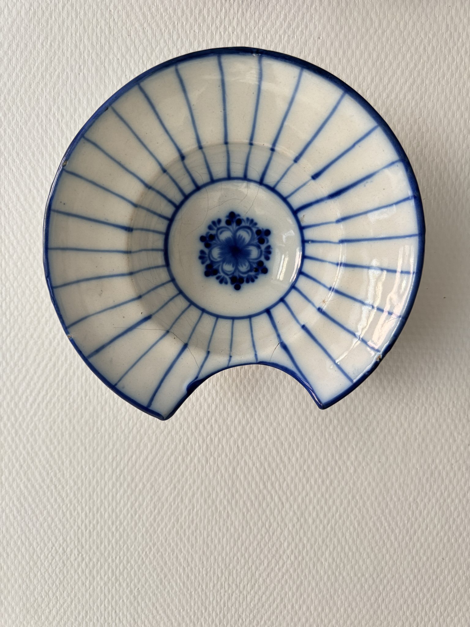 Plat à barbe ancien, décor bleu cobalt