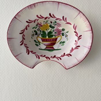 Plat à barbe ancien, bouquet fleuri rose