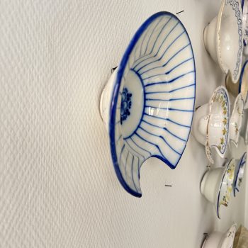 Plat à barbe ancien, décor bleu cobalt