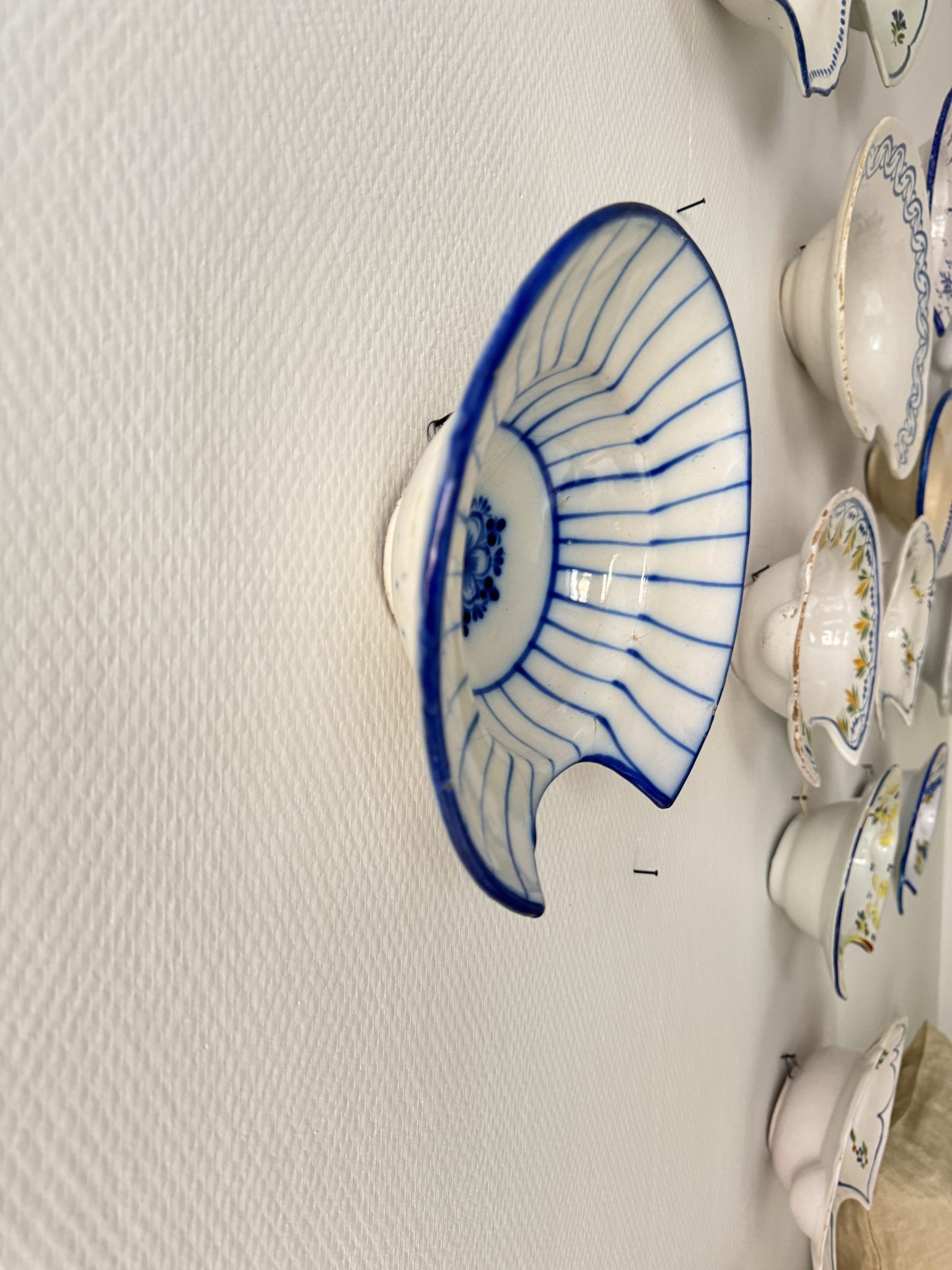 Plat à barbe ancien, décor bleu cobalt – Image 2