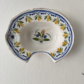 Plat à barbe ancien en faïence polychrome – XVIIIe / début XIXe