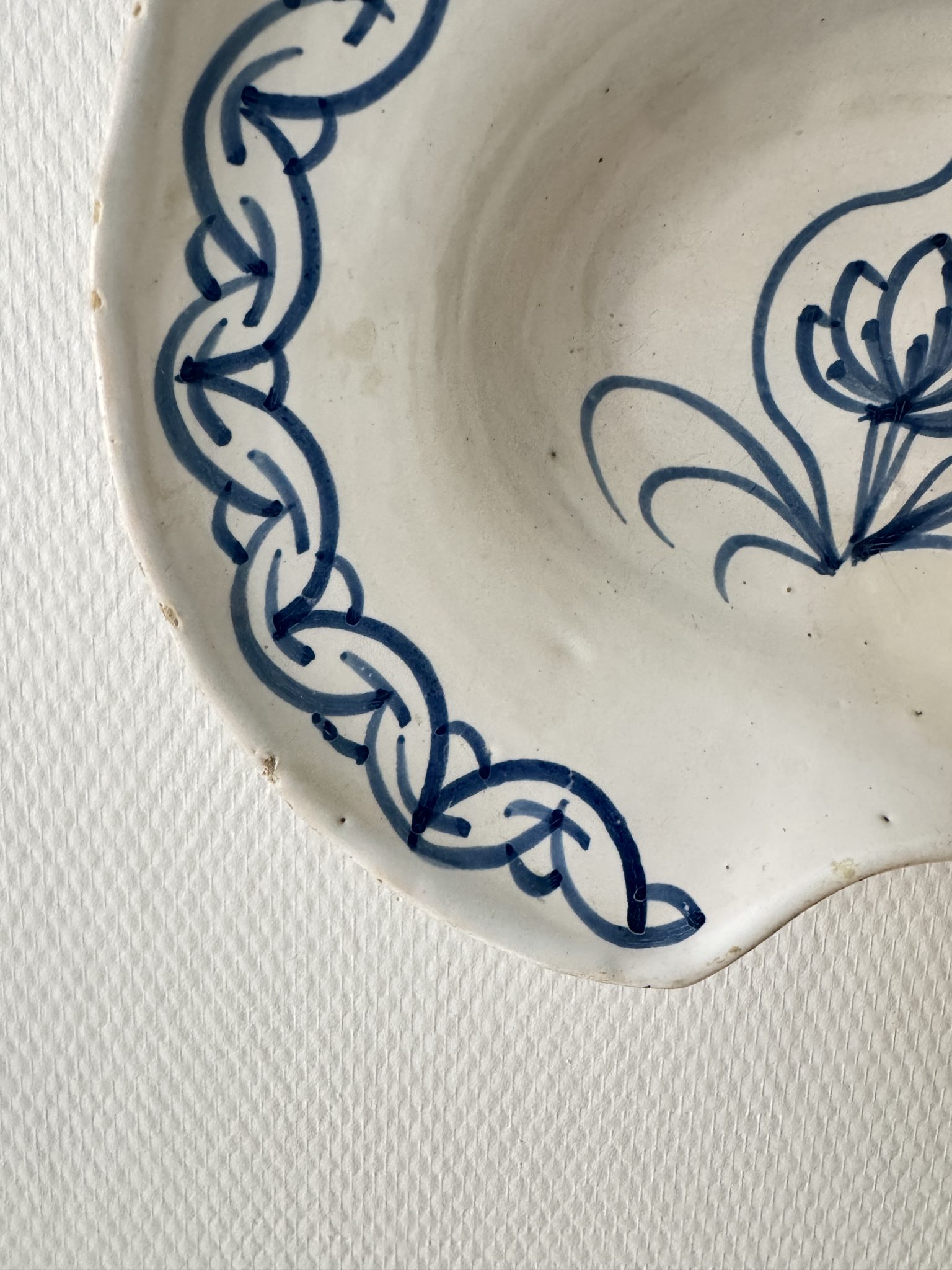Plat à barbe ancien en faïence – Fleur bleue – Image 3