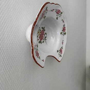 Plat à barbe en faïence, attribué aux Islettes, fin XVIIIe / début XIXe