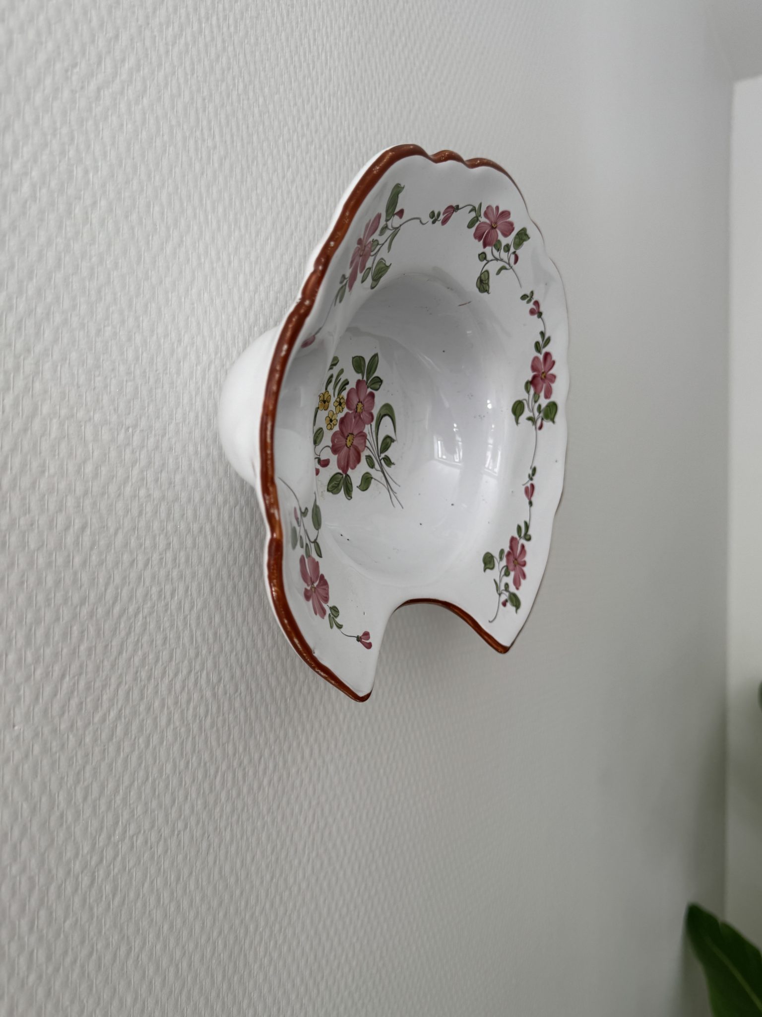 Plat à barbe en faïence, attribué aux Islettes, fin XVIIIe / début XIXe – Image 2