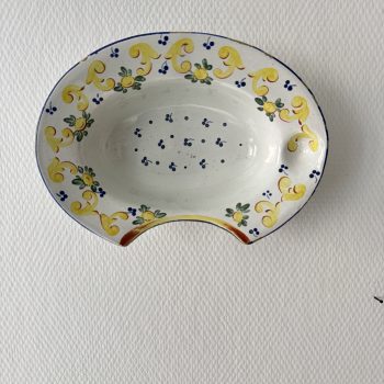 Plat à barbe ancien en faïence polychrome, Nevers ou Nivernais – fin XVIIIe / début XIXe