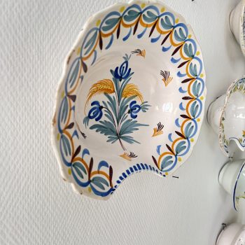 Plat à barbe ancien en faïence polychrome
