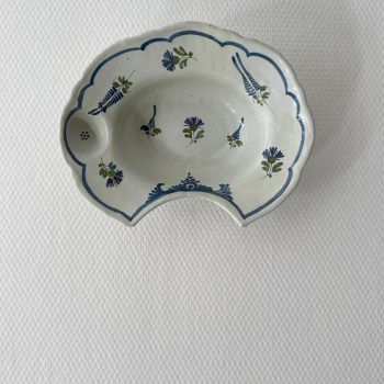 Plat à barbe ancien en faïence polychrome – XVIIIe siècle