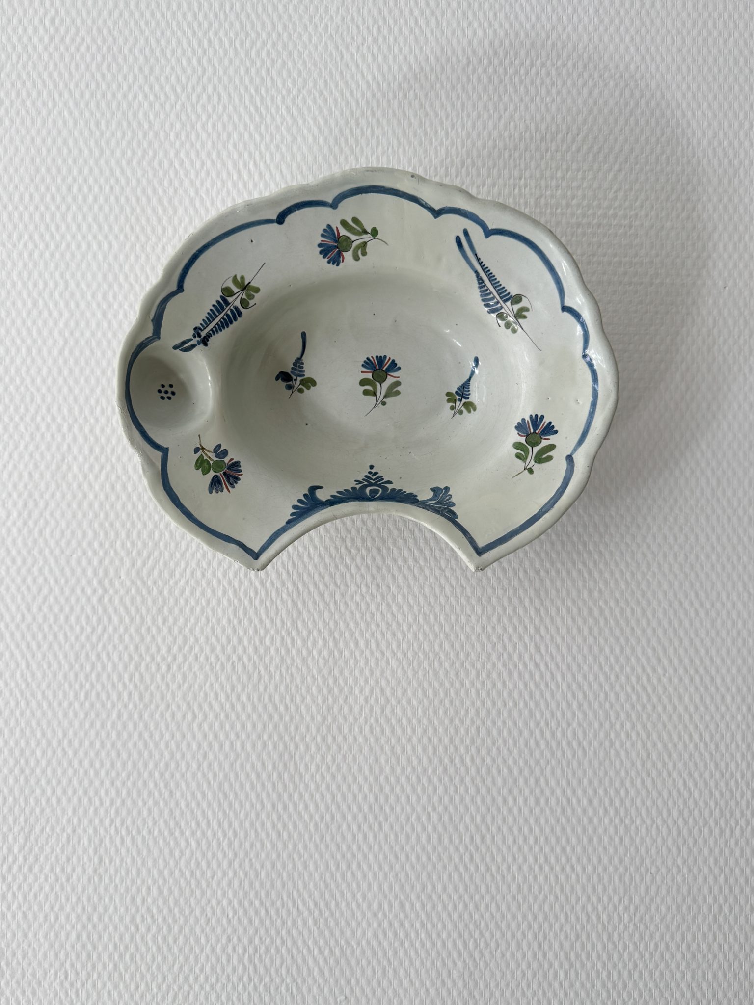 Plat à barbe ancien en faïence polychrome - XVIIIe siècle