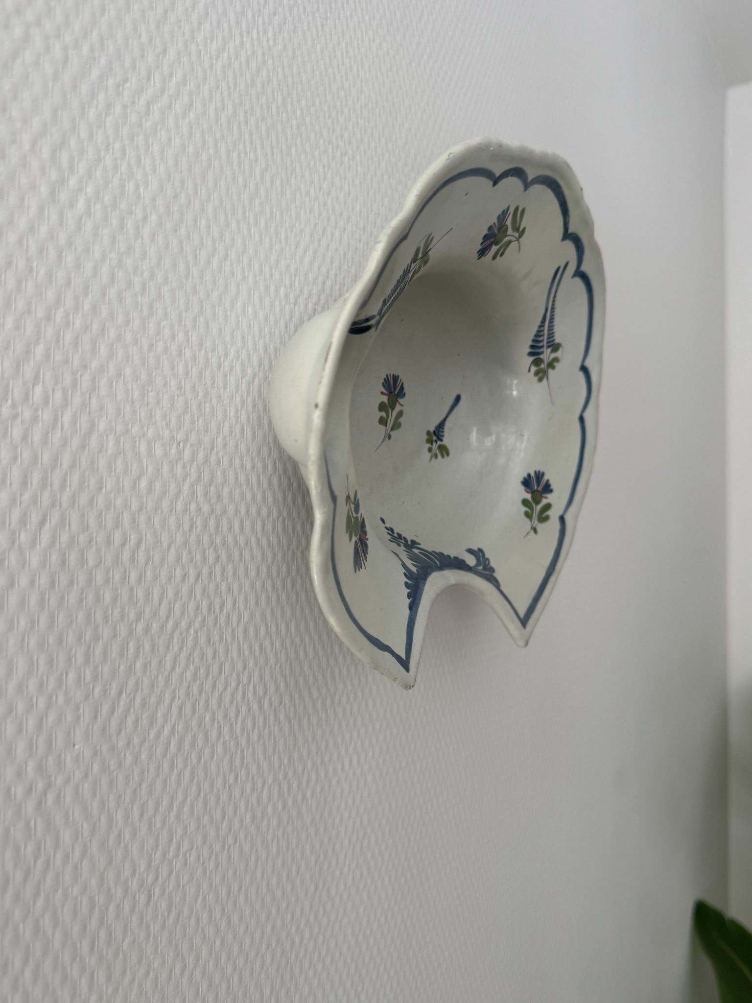Plat à barbe ancien en faïence polychrome - XVIIIe siècle – Image 2