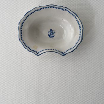 Plat à barbe en faïence, décor bleu – fin XVIIIe / début XIXe