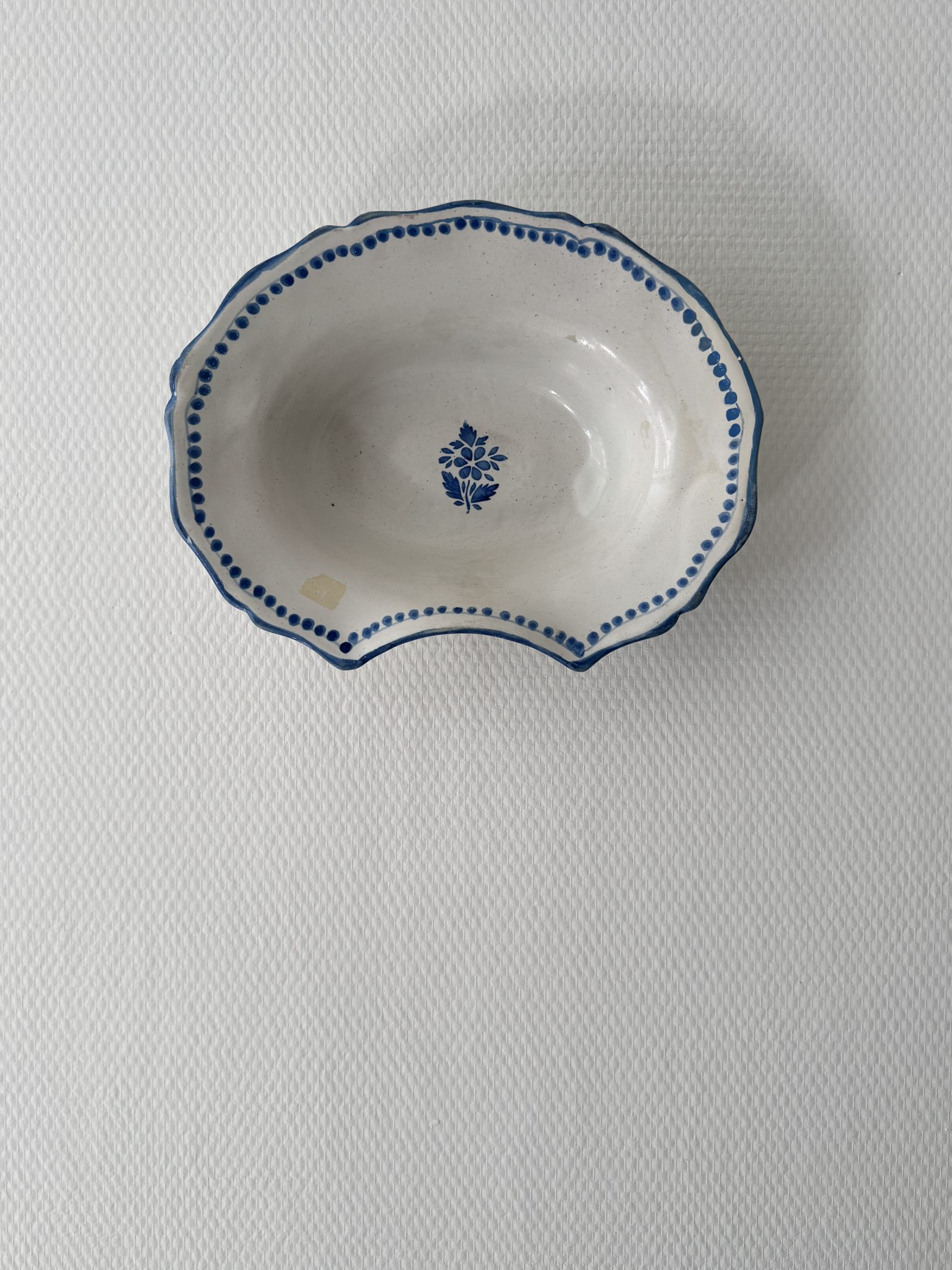 Plat à barbe en faïence, décor bleu - fin XVIIIe / début XIXe