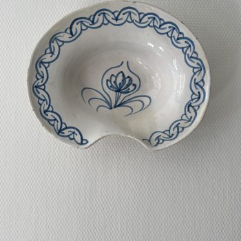 Plat à barbe ancien en faïence – Fleur bleue