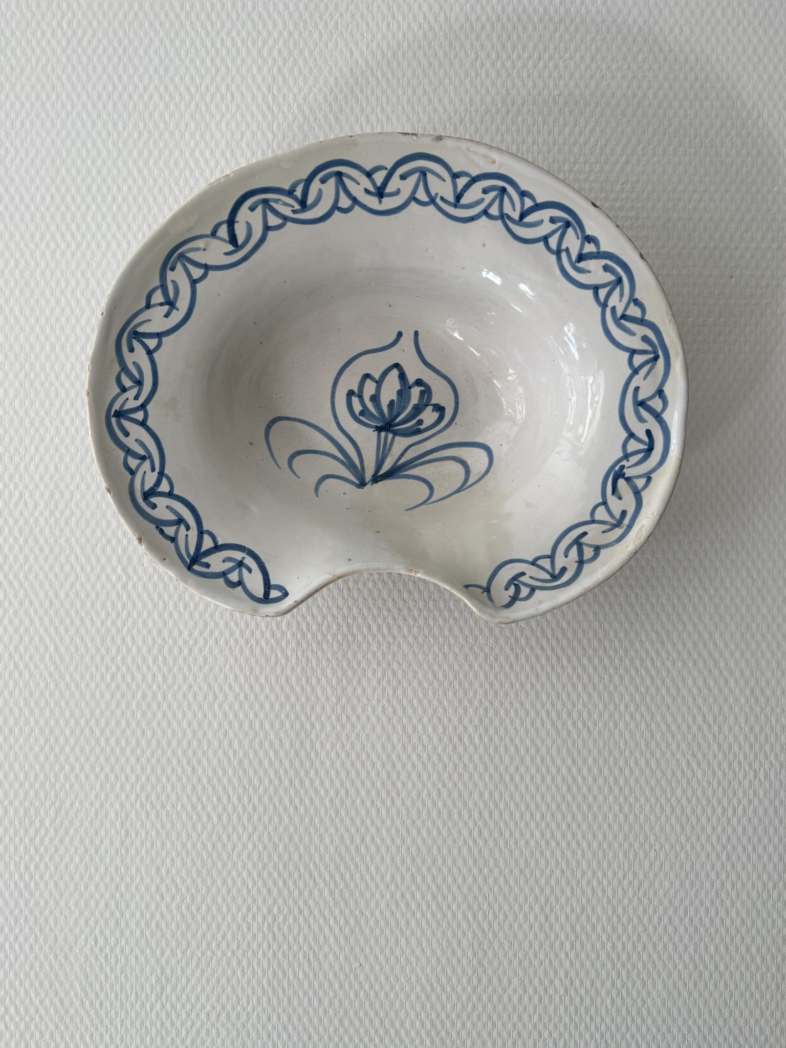 Plat à barbe ancien en faïence – Fleur bleue