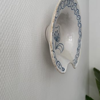 Plat à barbe ancien en faïence – Fleur bleue
