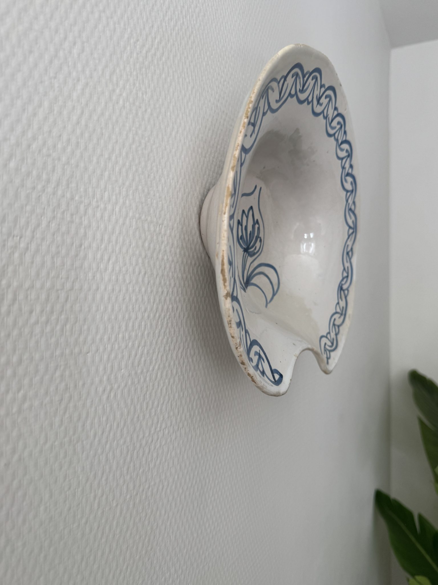 Plat à barbe ancien en faïence – Fleur bleue – Image 2