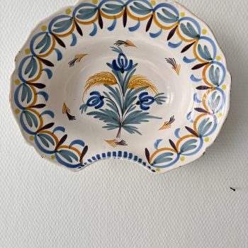 Plat à barbe ancien en faïence polychrome