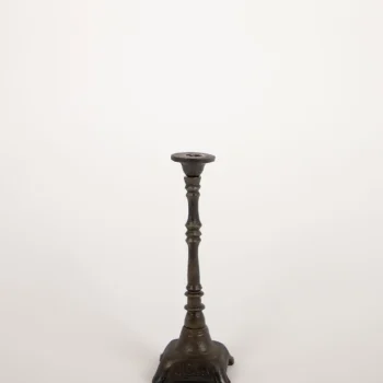 Bougeoir en métal patiné – H31cm