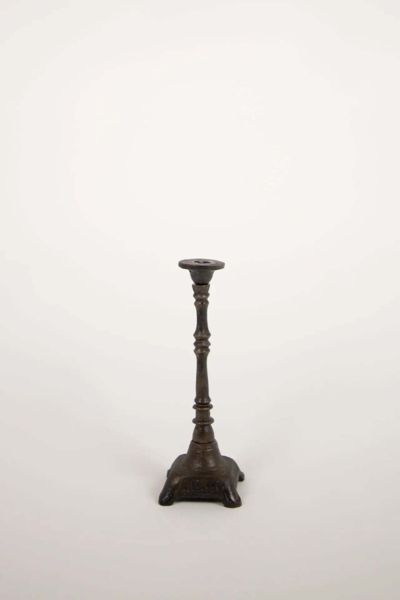 Bougeoir en métal patiné - H31cm