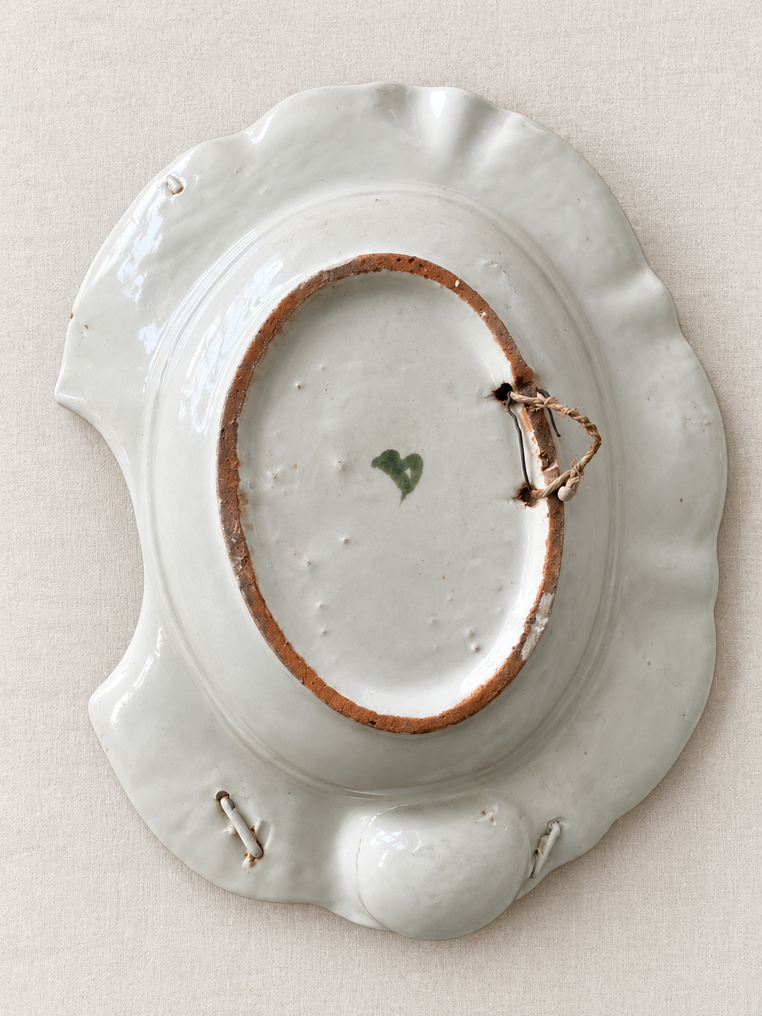 Plat à barbe ancien en faïence polychrome - XVIIIe siècle – Image 3