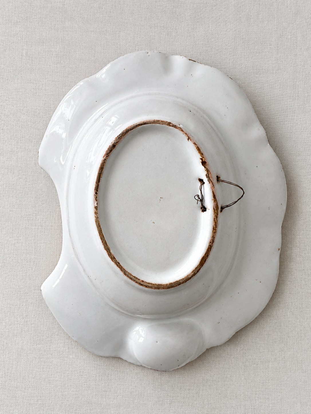 Plat à barbe en faïence, attribué aux Islettes, fin XVIIIe / début XIXe – Image 3