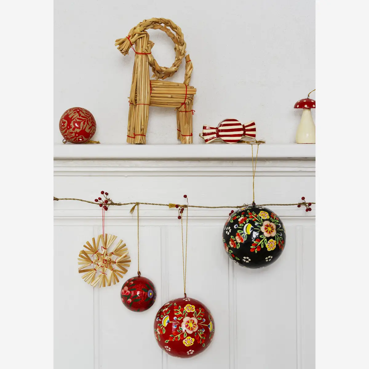 Boule de Noël en papier mâché peint à la main – Noir fleuri – Image 2