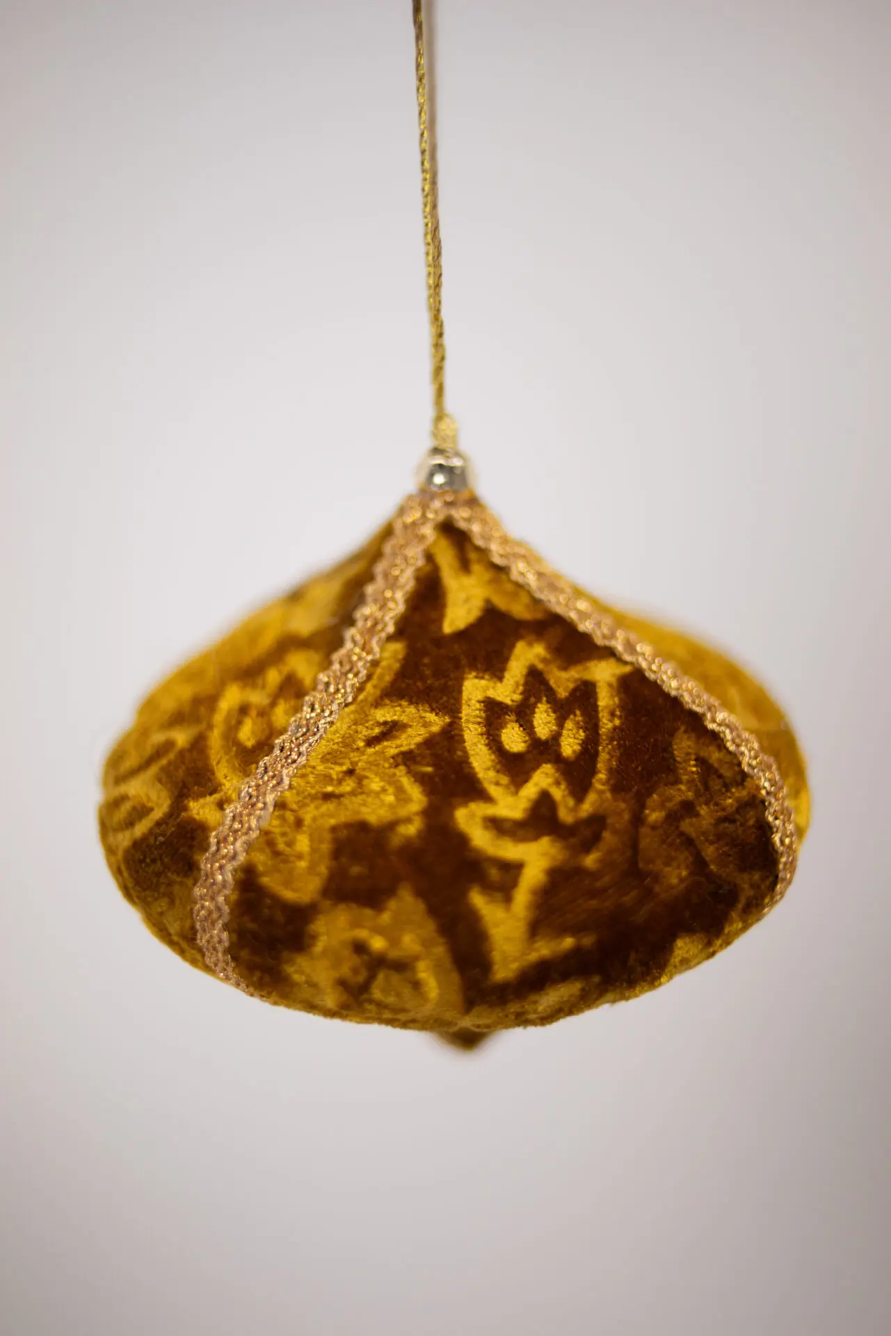 Boule de Noël goutte en velours doré – 10 cm – Image 2