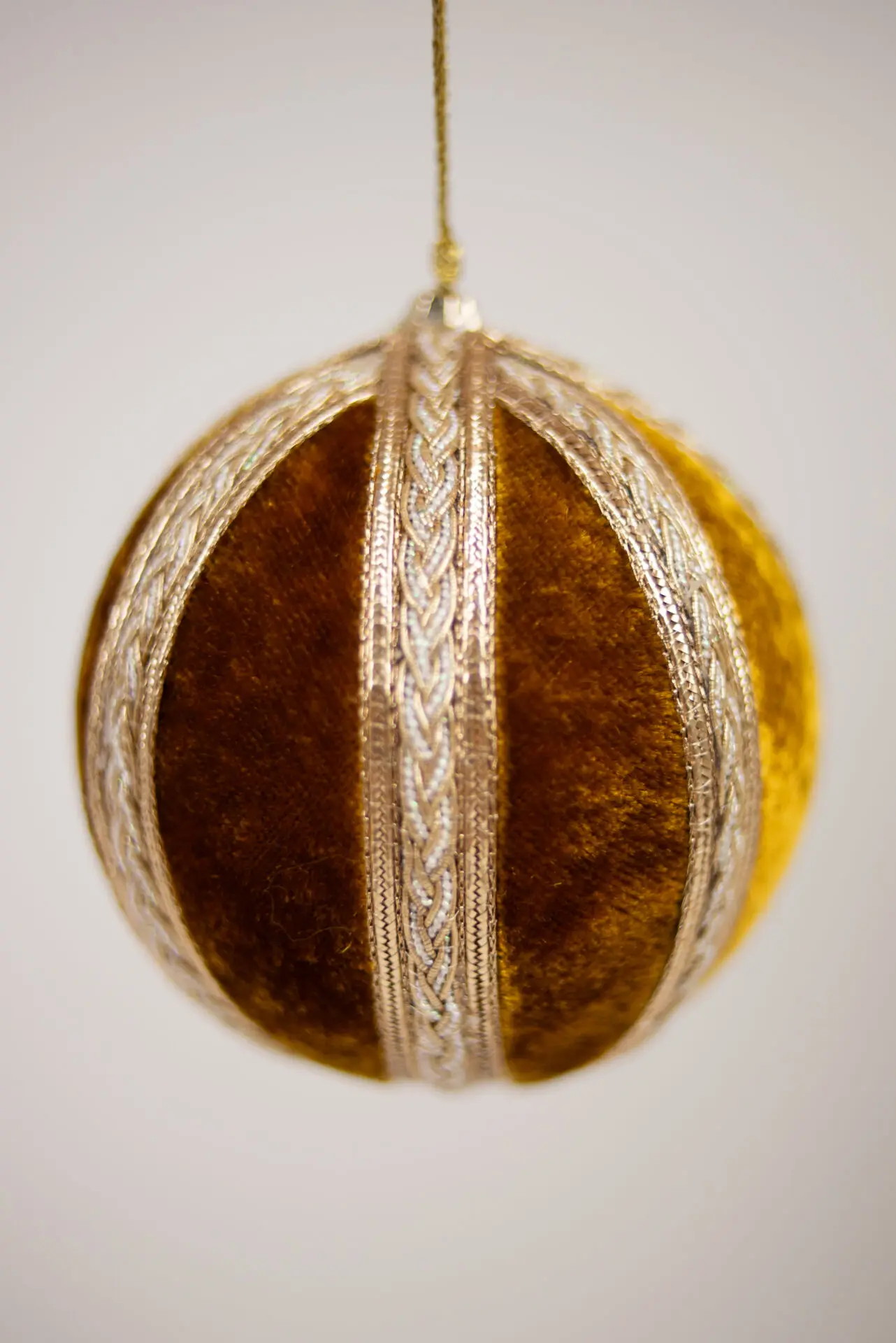 Boule de Noël en velours doré – 10 cm – Image 2
