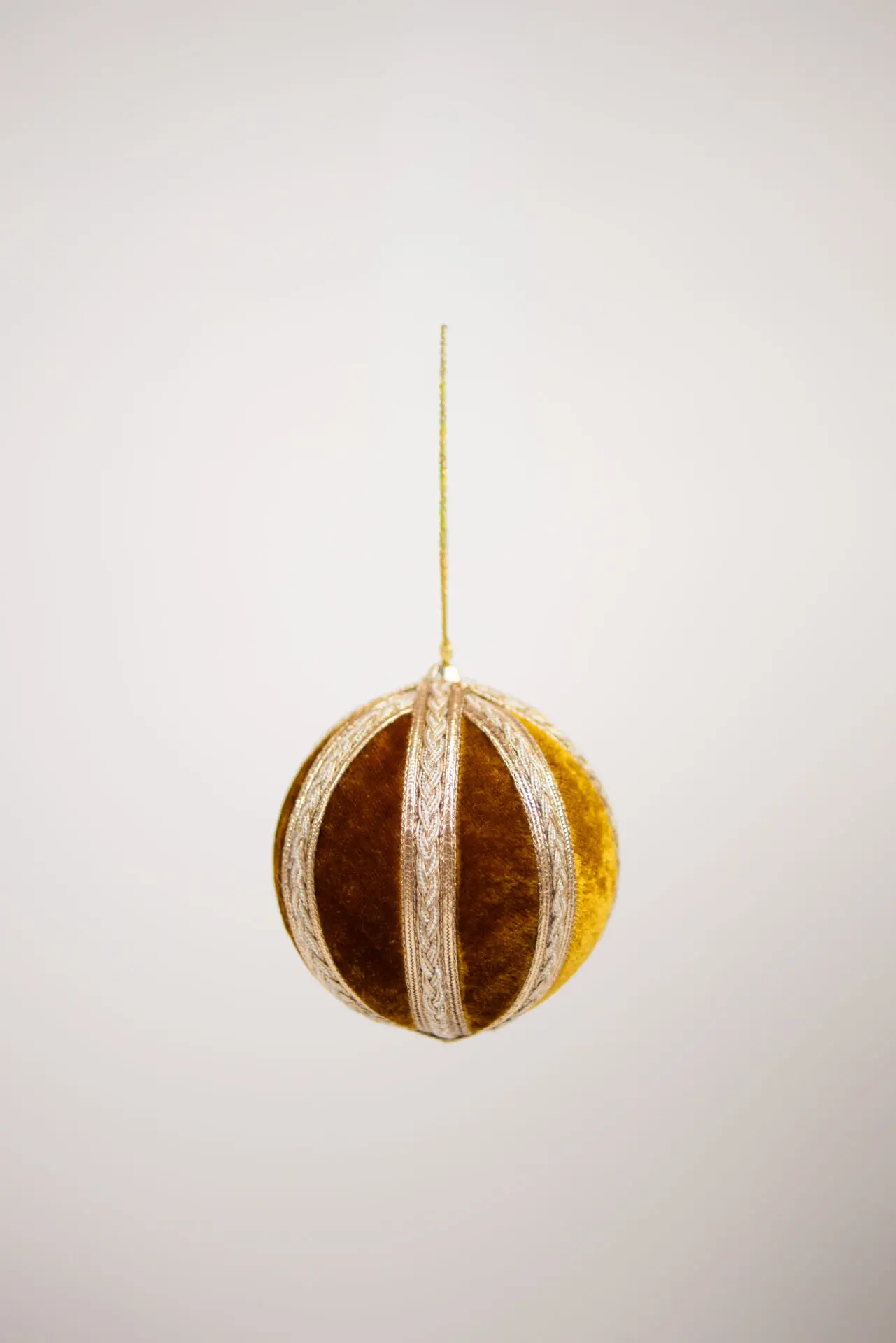 Boule de Noël en velours doré – 10 cm