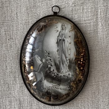 Petit cadre ovale sous verre bombé – Notre-Dame de Lourdes