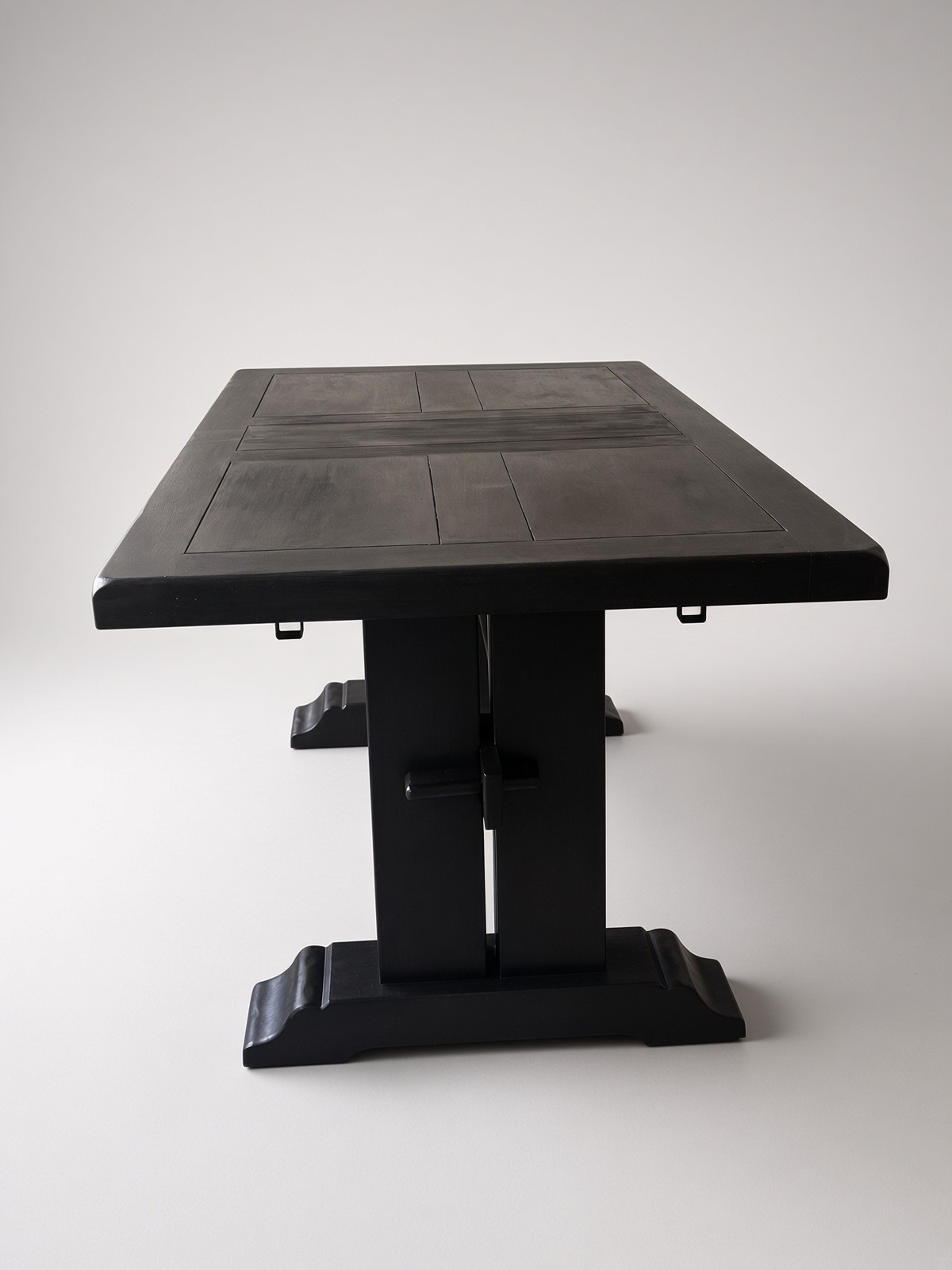 Table en bois patinée noire avec deux rallonges - 180 à 260 cm – Image 5