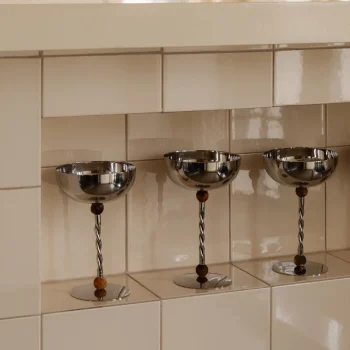 Coupe sur pied en résine et acier inoxydable